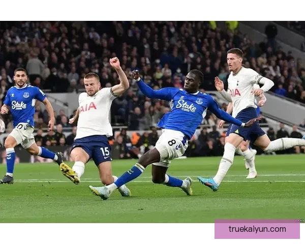 那不勒斯球迷热情欢呼Osimhen，球队团结凝聚状态回暖